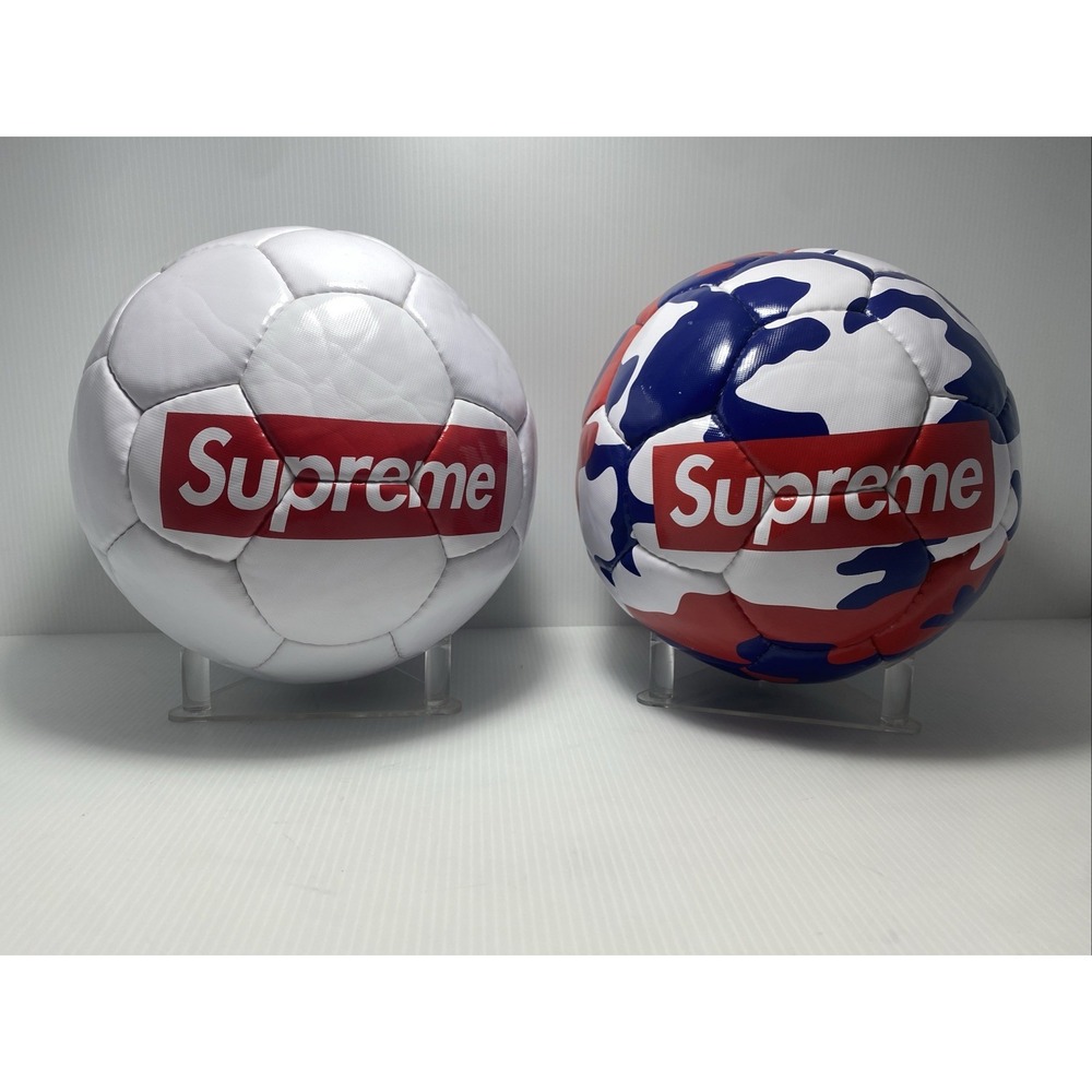 New SUPREME NEW YORK UMBRO WHITE SOCCER BALL And Camo Color Ball SS22